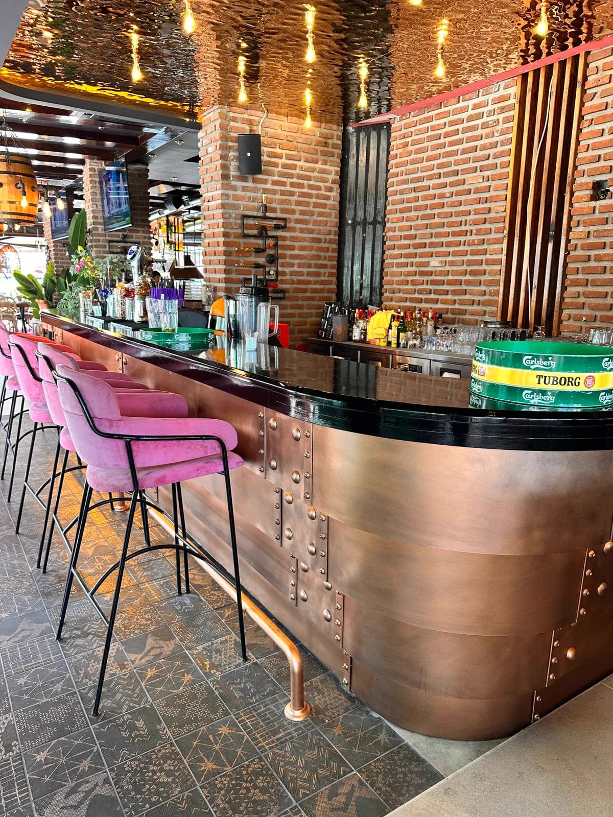 Bakır tonlarında bar