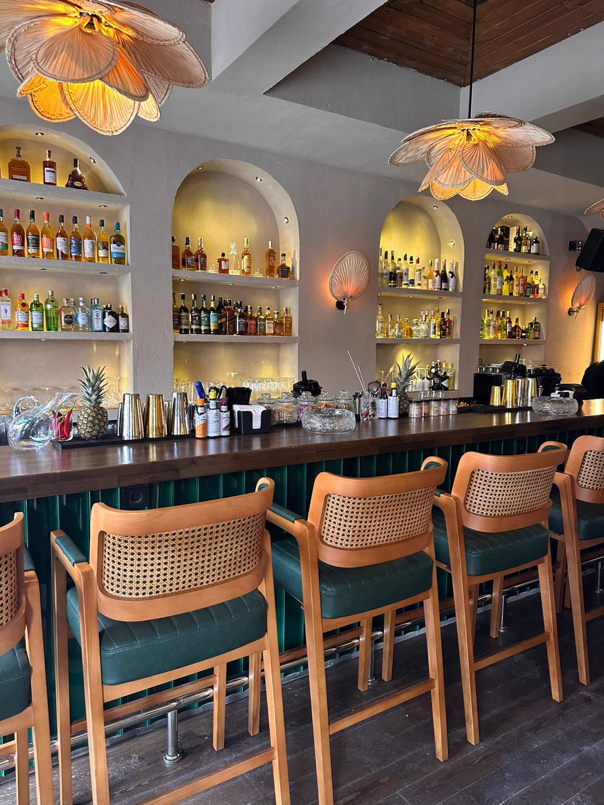 Ahşap bar ve hasır oturma