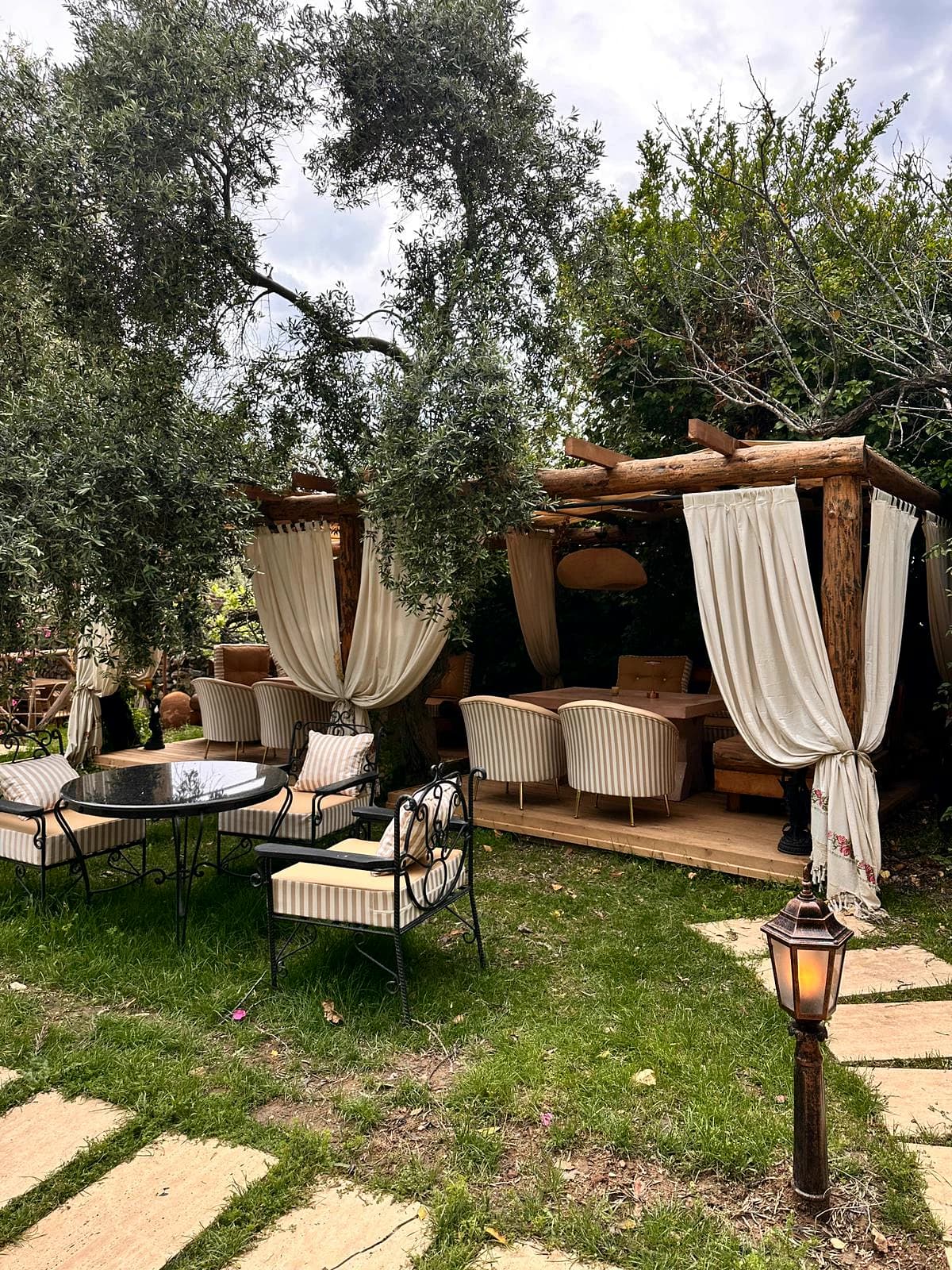 Pergola ve oturma alanı